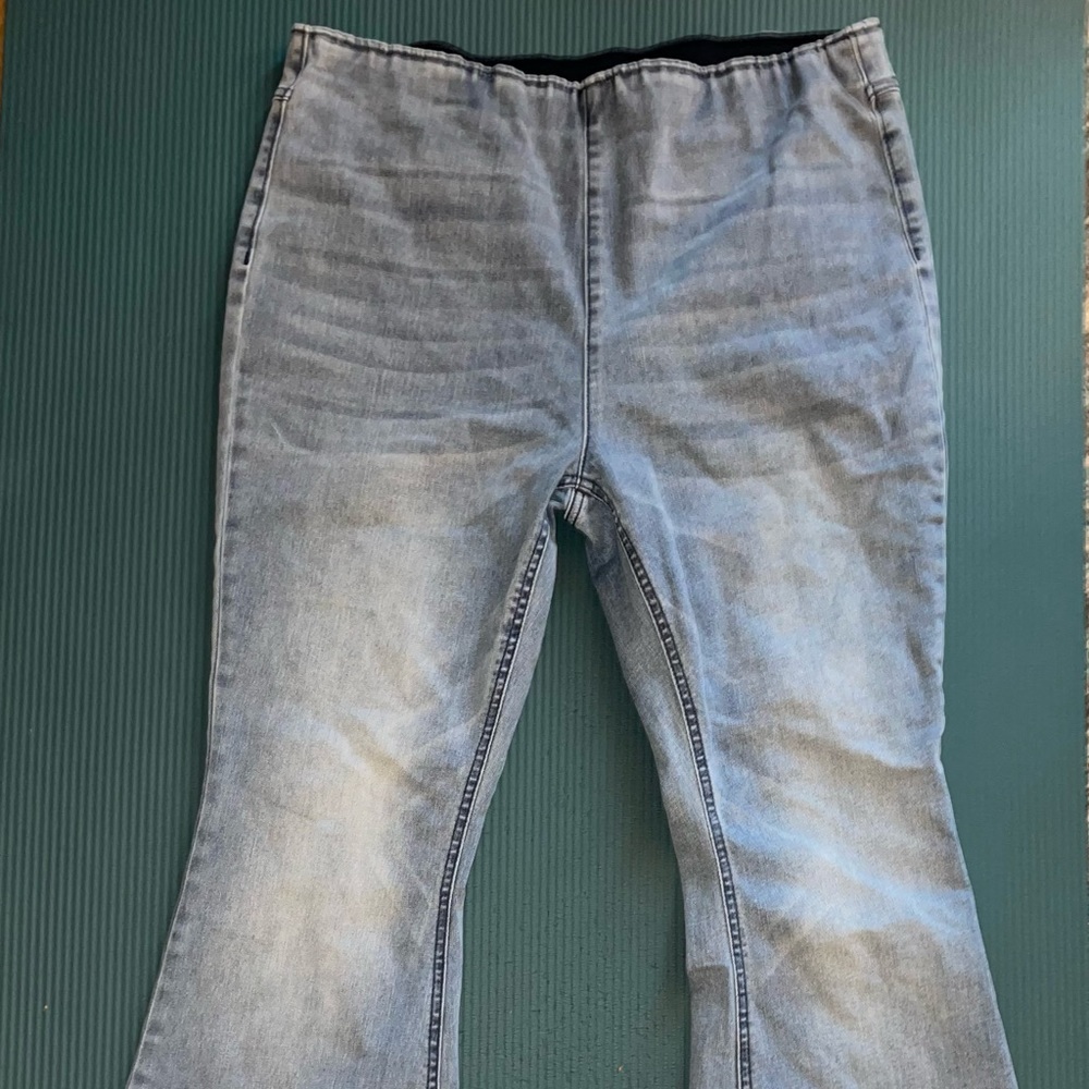 No Boundaries Flare jeans💙